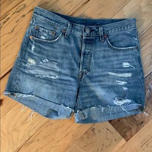 Levi 501 Distressed Short.